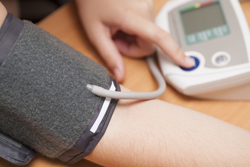 cara menggunakan automatic blood pressure monitor